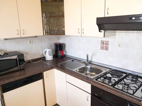Apartment (A1) | Private kitchen | Fridge, microwave, oven, stovetop