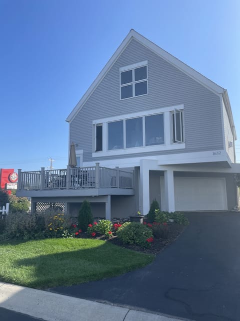 Lake house close to pool, beach and walking distance to the Jet Express