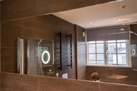 Shower, free toiletries, hair dryer