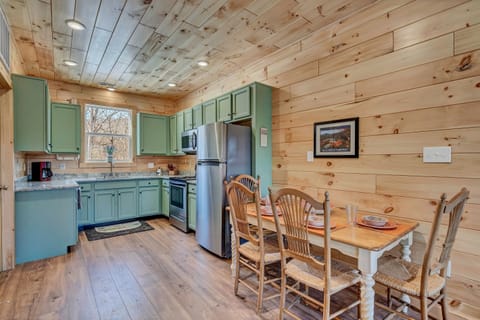 Beautiful, fully stocked kitchen