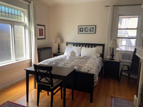 Traditional Room, 1 Queen Bed | Iron/ironing board, free WiFi, bed sheets