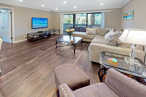 Feel right at home in our Harbor Towers 2nd floor suite!