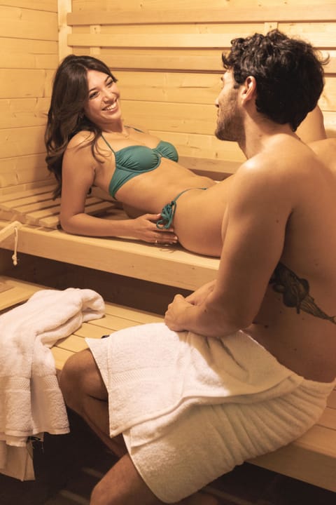 Sauna, hot tub