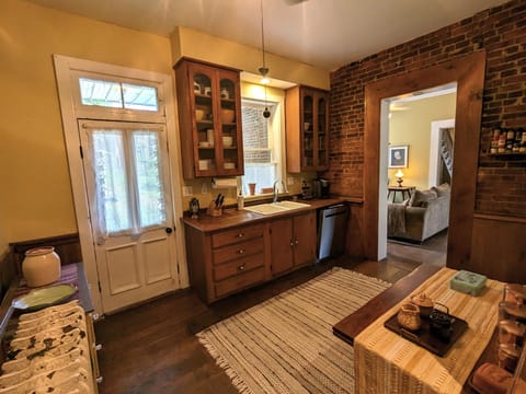 Kitchen has new Samsung cooktop, oven, fridge and microwave 