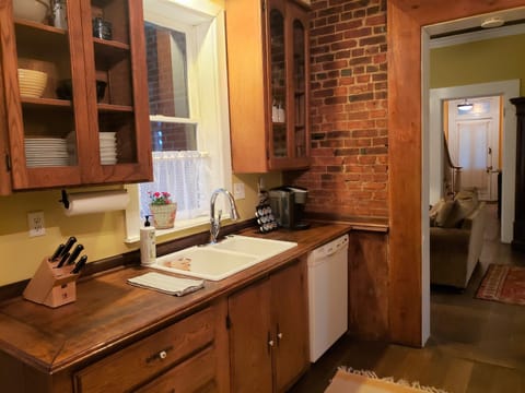 Kitchen has new Samsung cooktop, oven, fridge and microwave 