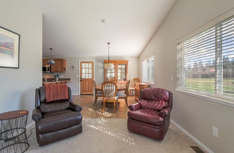 House, 4 Bedrooms | Living room