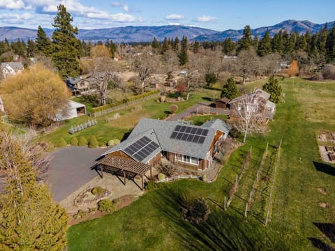 House, 4 Bedrooms | Property grounds