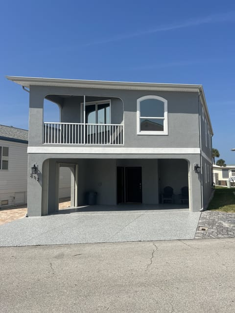 Choose this newly updated coastal themed beach house for your holiday!
