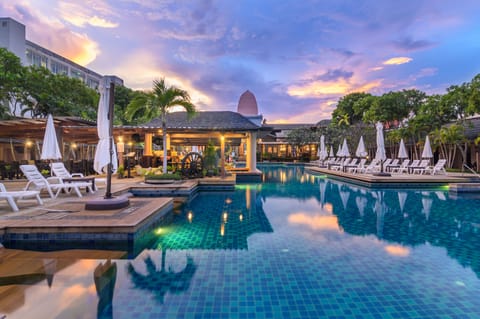 Outdoor pool, pool umbrellas, sun loungers