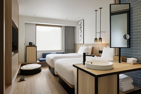 Down comforters, in-room safe, desk, blackout drapes