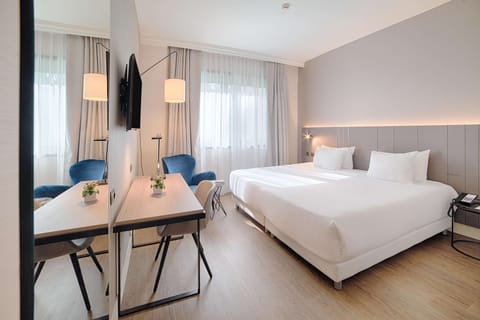 Superior Room | Minibar, in-room safe, desk, blackout drapes