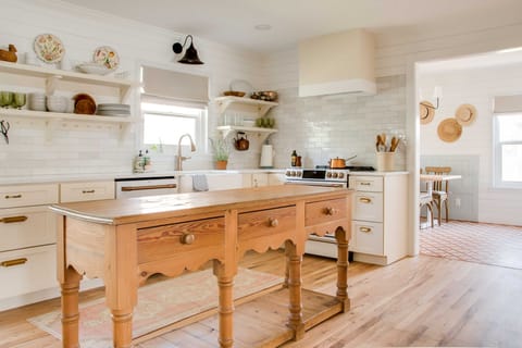 Beautiful light, bright kitchen