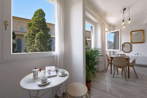 Soggiorno con angolo colazione e vista di vista della Basilica di Santa Maria Novella 