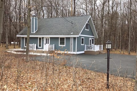 Egg Harbor Cottage on a beautiful wooded lot across from the Alpine Golf Course
