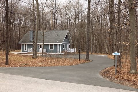 Large paved driveway with ample parking for vehicles and / or watercraft