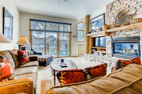 Condo, 2 Bedrooms | Living area
