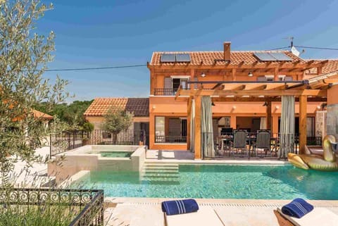 Croatian luxury holiday villa Finessa Skradin 1 with private heated pool, sauna and jacuzzi with total privacy