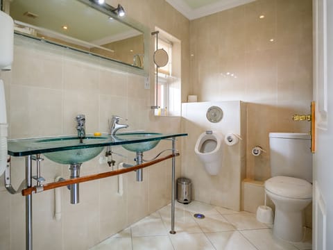 Courtyard 4 Poster | Bathroom | Free toiletries, hair dryer, bathrobes, towels