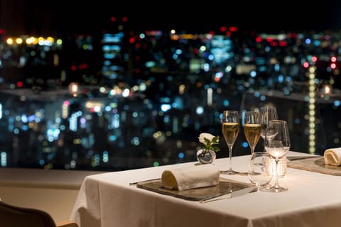 7 restaurants; breakfast, lunch, and dinner served
