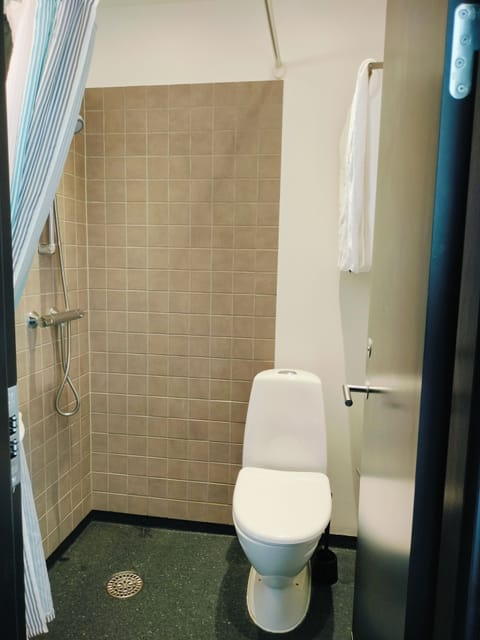 Premium Single Room | Bathroom | Shower, hair dryer, towels, soap