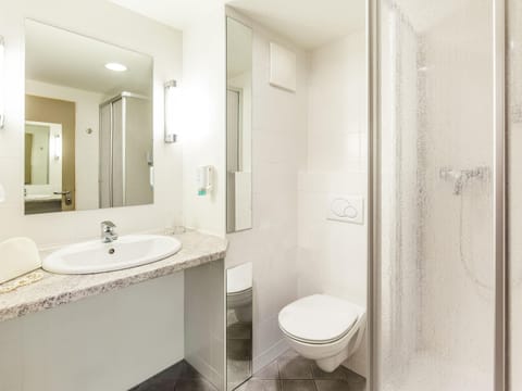 Superior Room, 1 Queen Bed, Lake View | Desk, soundproofing, free cribs/infant beds, free WiFi