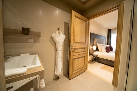 Classic Double Room | In-room safe, desk, laptop workspace, blackout drapes