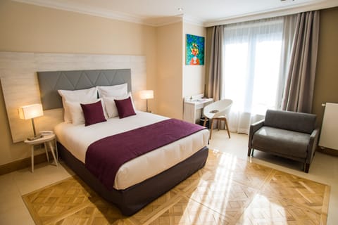 Comfort Double Room | In-room safe, desk, laptop workspace, blackout drapes