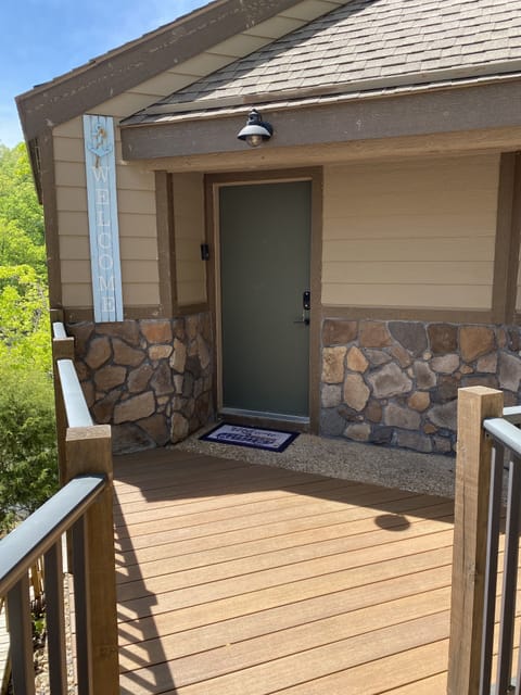 Front of Villa Welcome to your Lake Home!