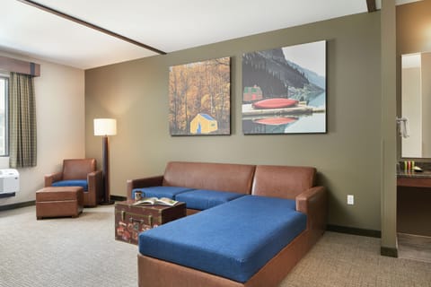 Suite (Grizzly Bear) | In-room safe, iron/ironing board, free cribs/infant beds, bed sheets