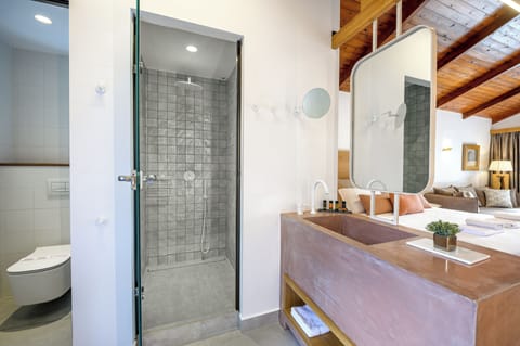 Deluxe Double Room with Outdoor Spa Hydromassage | Bathroom | Bathtub, hair dryer, towels, soap