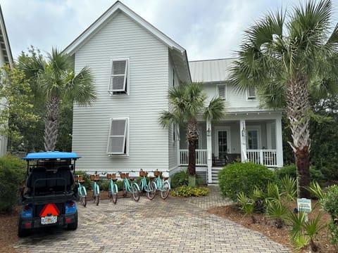 Front yard with six beach cruiser bikes (included) + 6 person golf cart (extra$)
