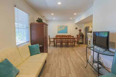 The open floor plan layout makes it very easy to interact with your friends & family.