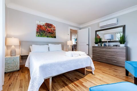 Master bedroom
1 queen bed