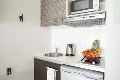 Studio | Private kitchen | Fridge, microwave, electric kettle, cookware/dishes/utensils