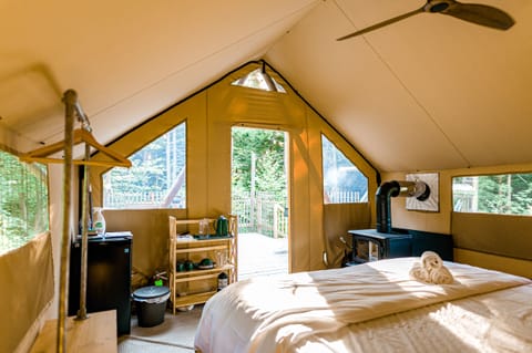 Romantic Tent | Individually furnished, bed sheets