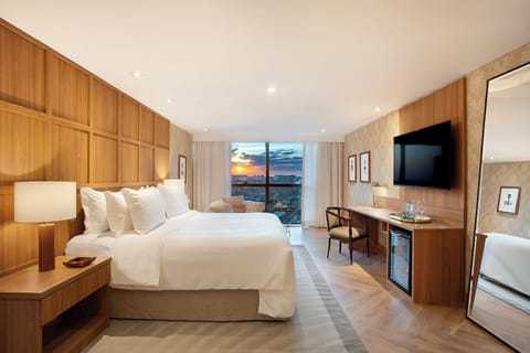 Presidential Suite | Minibar, in-room safe, desk, laptop workspace