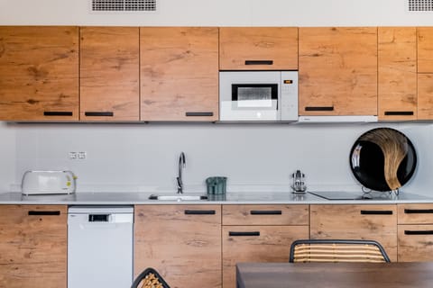 Fridge, microwave, stovetop, dishwasher