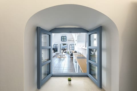 One-Bedroom House with Caldera View | Pillowtop beds, soundproofing, iron/ironing board, free WiFi