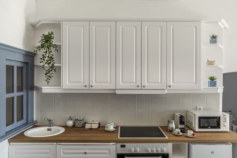 Two-Bedroom House with Caldera View | Private kitchen | Coffee/tea maker