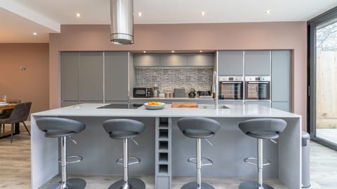 Kitchen with central island, Percy House, Bolthole Retreats