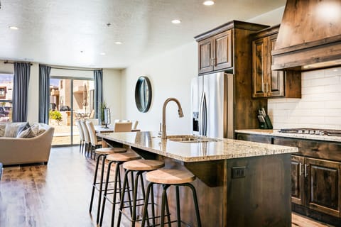 Townhome, 5 Bedrooms | Private kitchen | Fridge, oven, coffee/tea maker, toaster