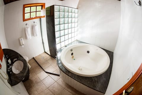 Chalé do lago sem chão de vidro | Hypo-allergenic bedding, minibar, free wired internet, bed sheets