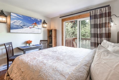 King Bed. Large TV. Balcony. Creek.