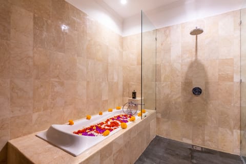 Super Deluxe Room | Bathroom | Combined shower/tub, free toiletries, hair dryer, bathrobes
