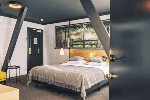 Premium bedding, in-room safe, desk, blackout drapes