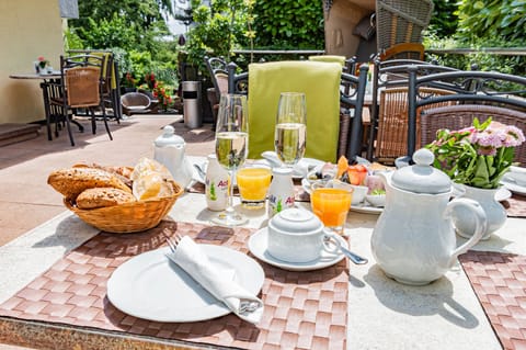 Daily buffet breakfast (EUR 18 per person)