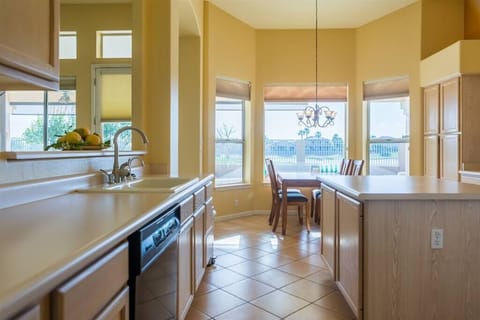 Open kitchen w/ island