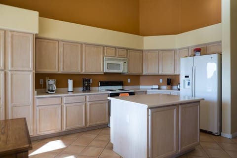 Open kitchen w/ island