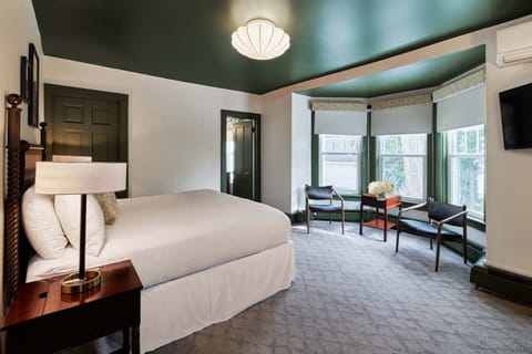 Deluxe Queen | Egyptian cotton sheets, premium bedding, free WiFi, bed sheets