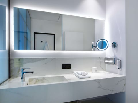 Executive Room | Bathroom | Rainfall showerhead, designer toiletries, hair dryer, towels